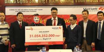 Người đầu tiên ở Hà Nội trúng Vietlott 31 tỷ đồng đeo mặt nạ đến nhận tiền thưởng