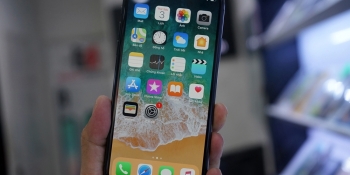 Trên tay iPhone X tại Việt Nam: Đẹp hoàn mỹ, mịn màng và bóng bẩy!