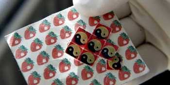 Ma túy ‘tem giấy’ bủa vây cổng trường